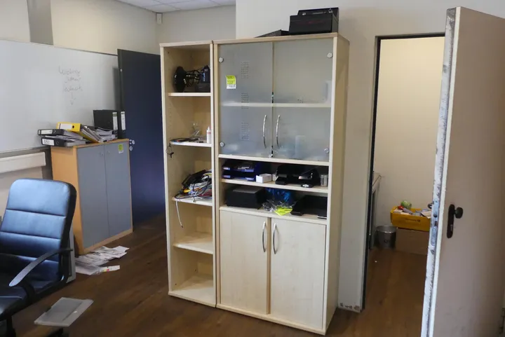 2x Schrank, mit Inhalt Maße in cm je ca. 83 x 40 x 196 / 44 x 40 x 196
